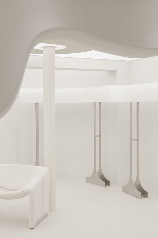 curvilinear display + minimal forms decorate this all-white clothing ...