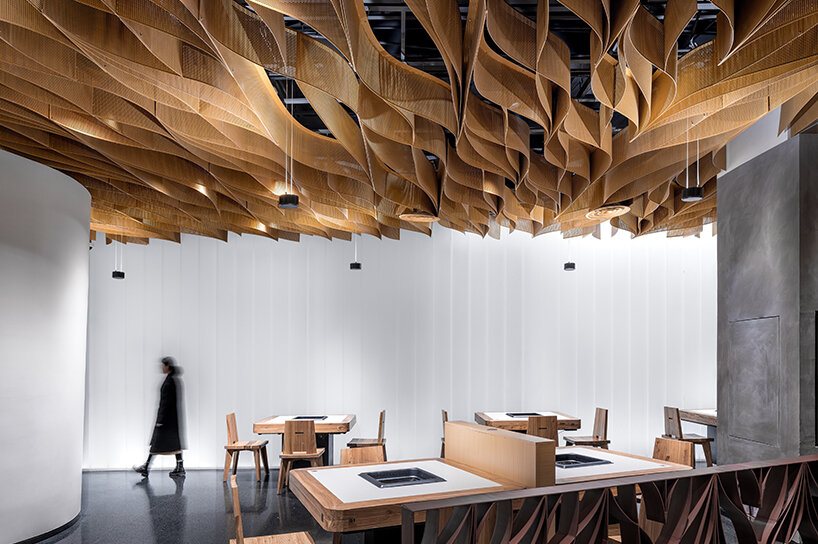 undulating lattice ceiling dominates banu restaurant in zhengzhou, china