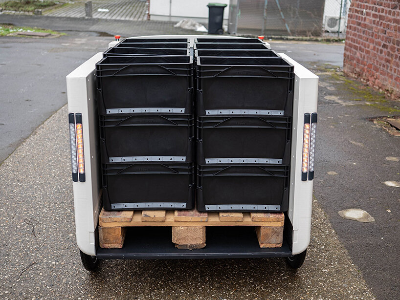 trailerduck is a self-powered trailer that can handle a payload of up to 300 kg