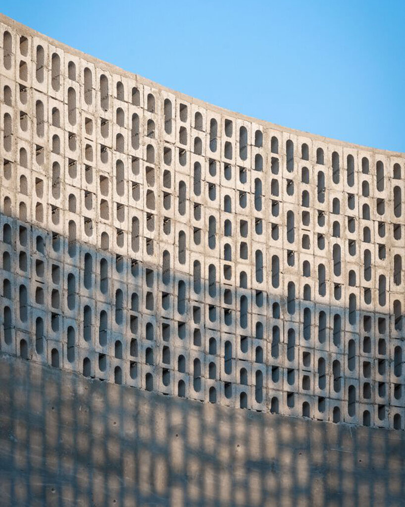 arkham projects wraps its wóolis house courtyard in a concrete lattice screen