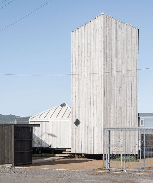 iván bravo's el gauchal house rises over chilean coast as a monolithic barn