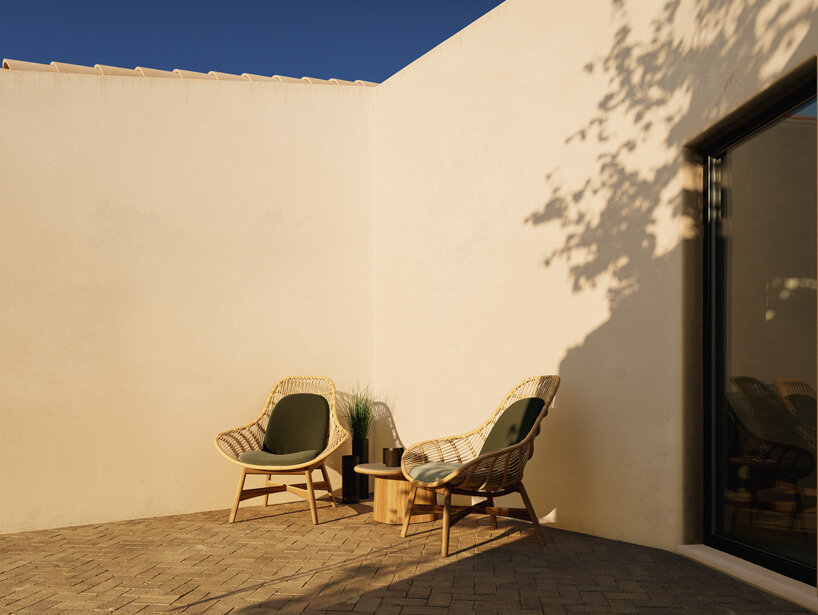 striking vertical lines define naoto fukasawa's new 'tou' chair for kettal