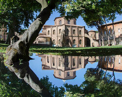 a series of mirror artworks search for a new spatiality at ravenna's heritage sites, italy