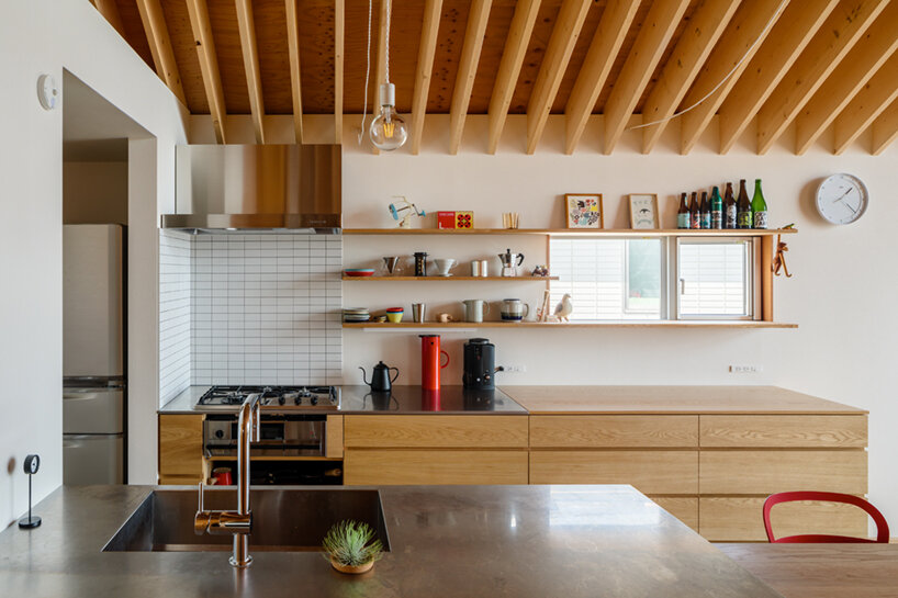 SNARK + OUVI's house in toyonaka opens outward with light-filled interiors