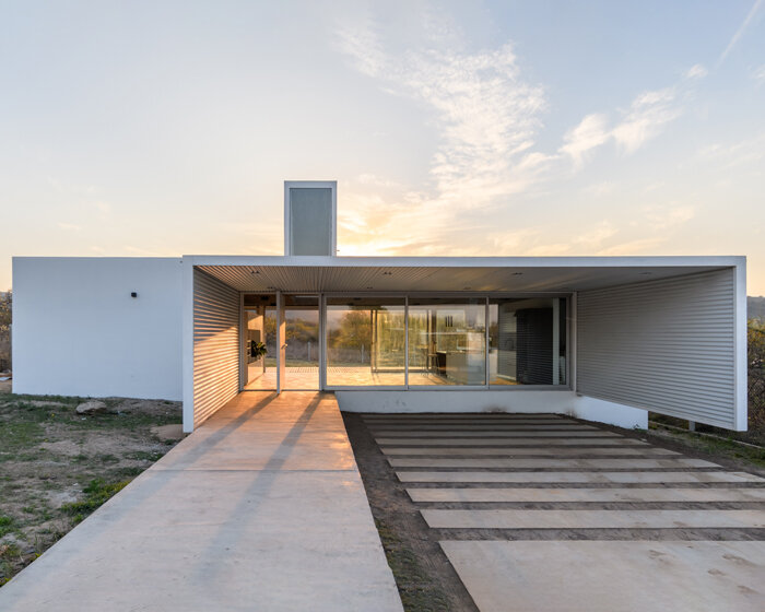 STC architects frames views across argentina with its house in la hornilla