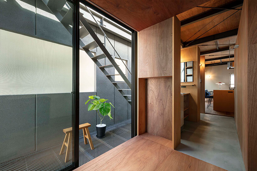 'atelier house in ohiraki' blurs the boundaries between work and life