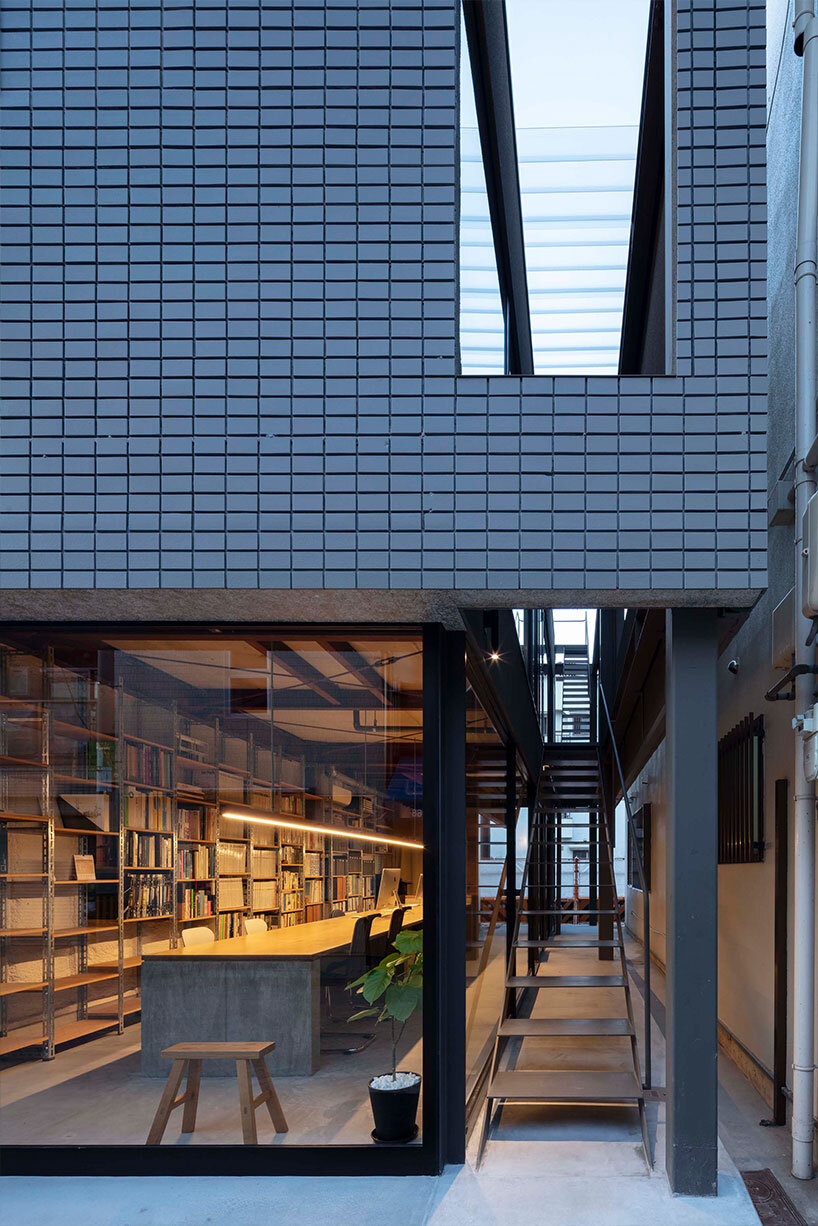 'atelier house in ohiraki' blurs the boundaries between work and life
