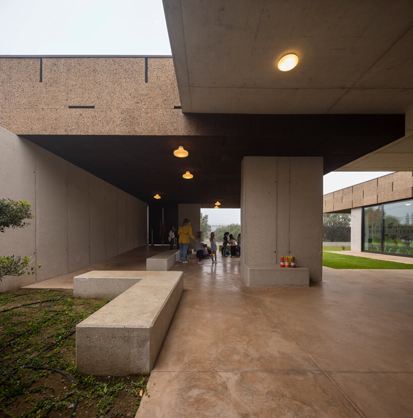 contaminar arquitetos wraps its 'casa da árvore' school in timber slats and cork panels