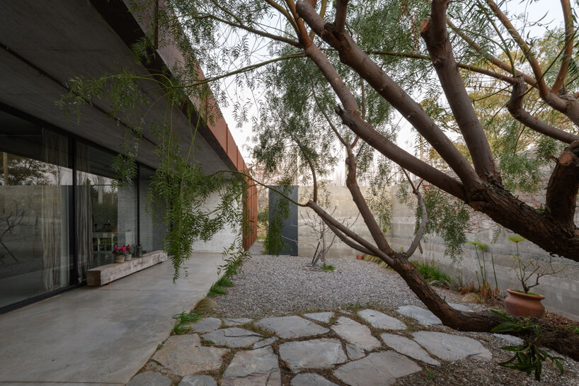 roberto benito arquitecto experiments with concrete to imitate geological layers