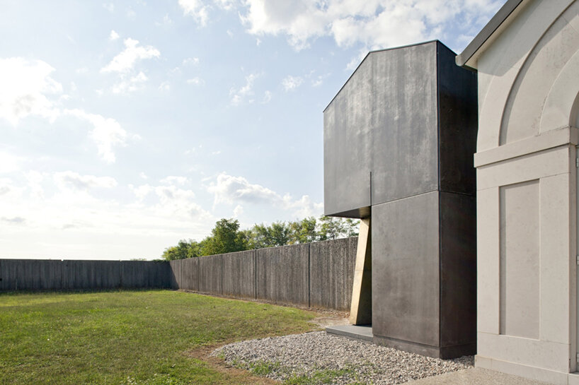 120 grammi :: laboratorio di architettura builds a solemn chapel in northern italy