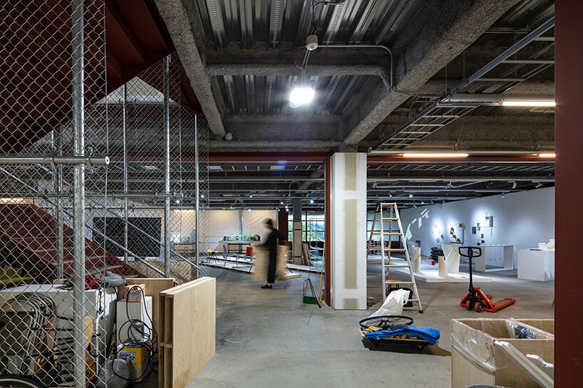 schemata architects installs adaptable display system within art university in tokyo