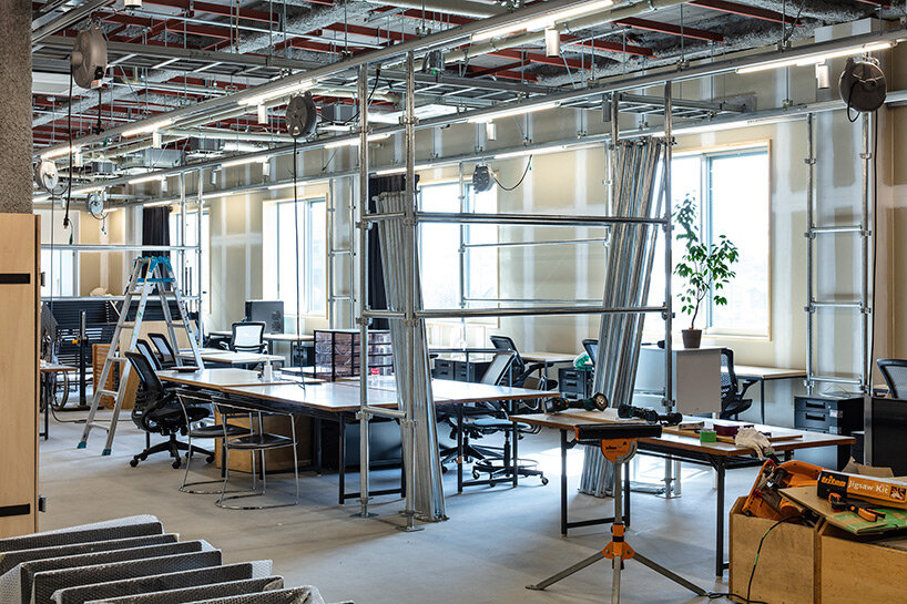 schemata architects installs adaptable display system within art university in tokyo