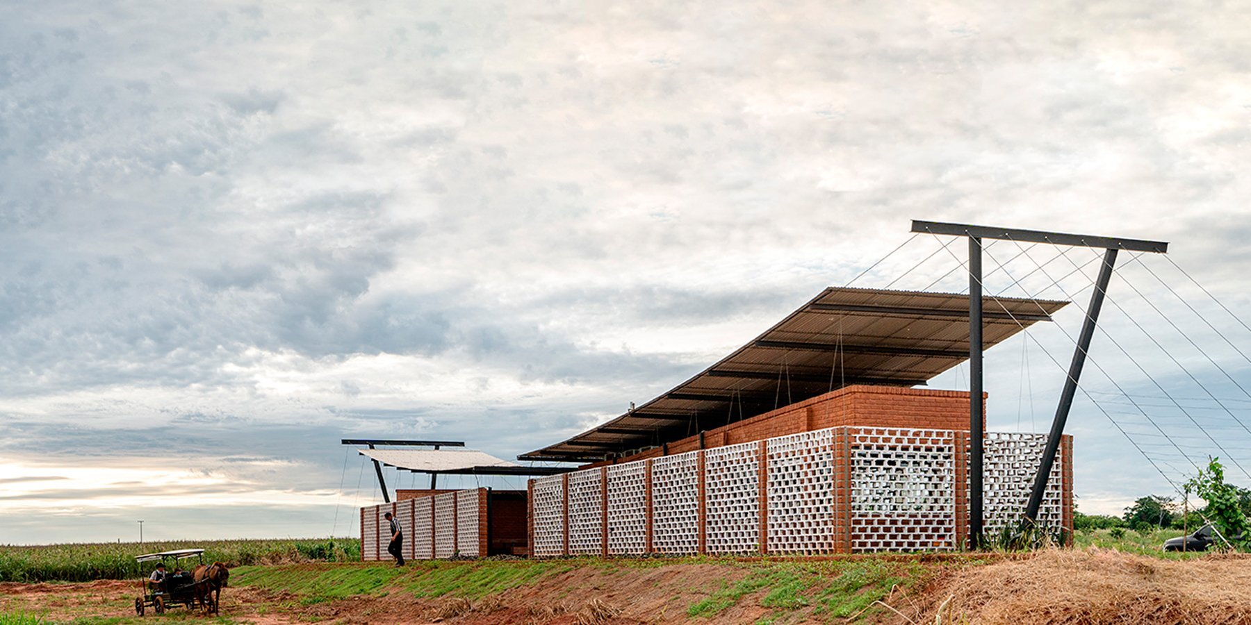 office-building-rural-paraguay-floating-smiling-roof-collects-rainwater-designboom-0