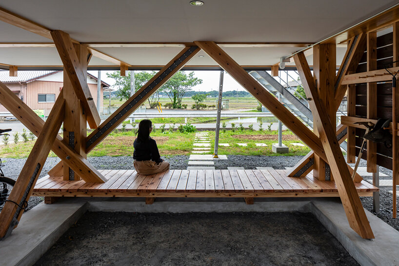 FT architects designs its japanese 'stilt house' with influence from indonesian farmhouses