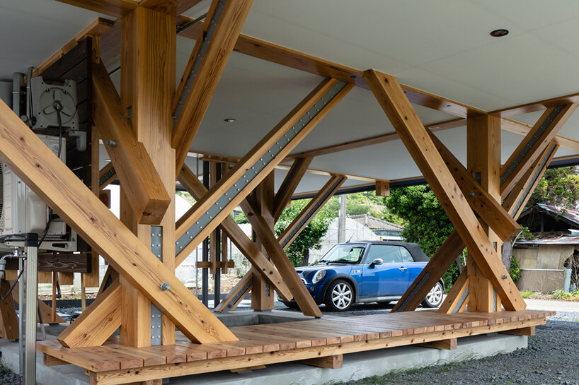 FT architects designs its japanese 'stilt house' with influence from indonesian farmhouses