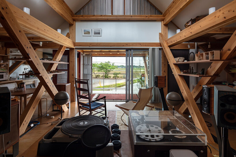 FT architects designs its japanese 'stilt house' with influence from indonesian farmhouses