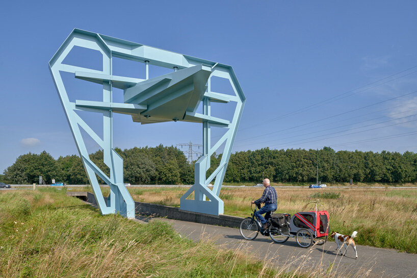 studio frank havermans bouwt blauwe, industrie geïnspireerde poort in nederland
