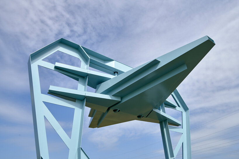 studio frank havermans bouwt blauwe, industrie geïnspireerde poort in nederland