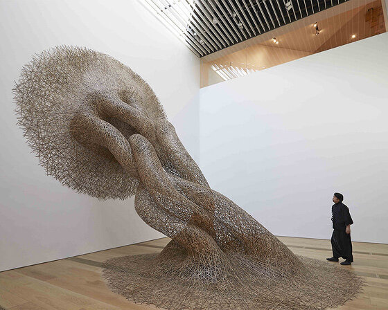 tanabe chikuunsai IV weaves bamboo into massive works that emerge from walls