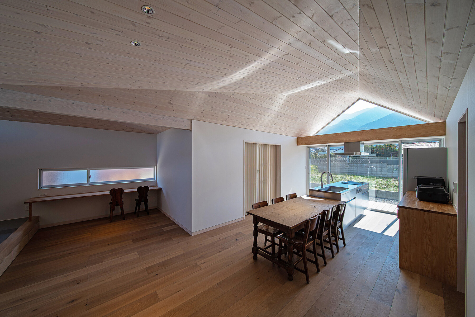 yusuke-ando-architects-house-six-lightened-ceilings-designboom-08a