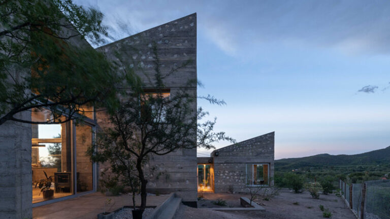 nanzer | vitas crafts a dwelling in argentina from clustered, stone volumes