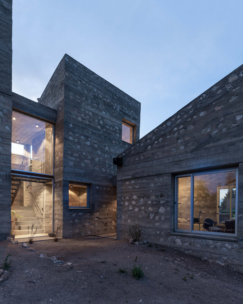 nanzer | vitas echoes a ruinous fortress in argentina with its stone-clad casa DP