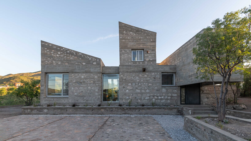 nanzer | vitas echoes a ruinous fortress in argentina with its stone-clad casa DP