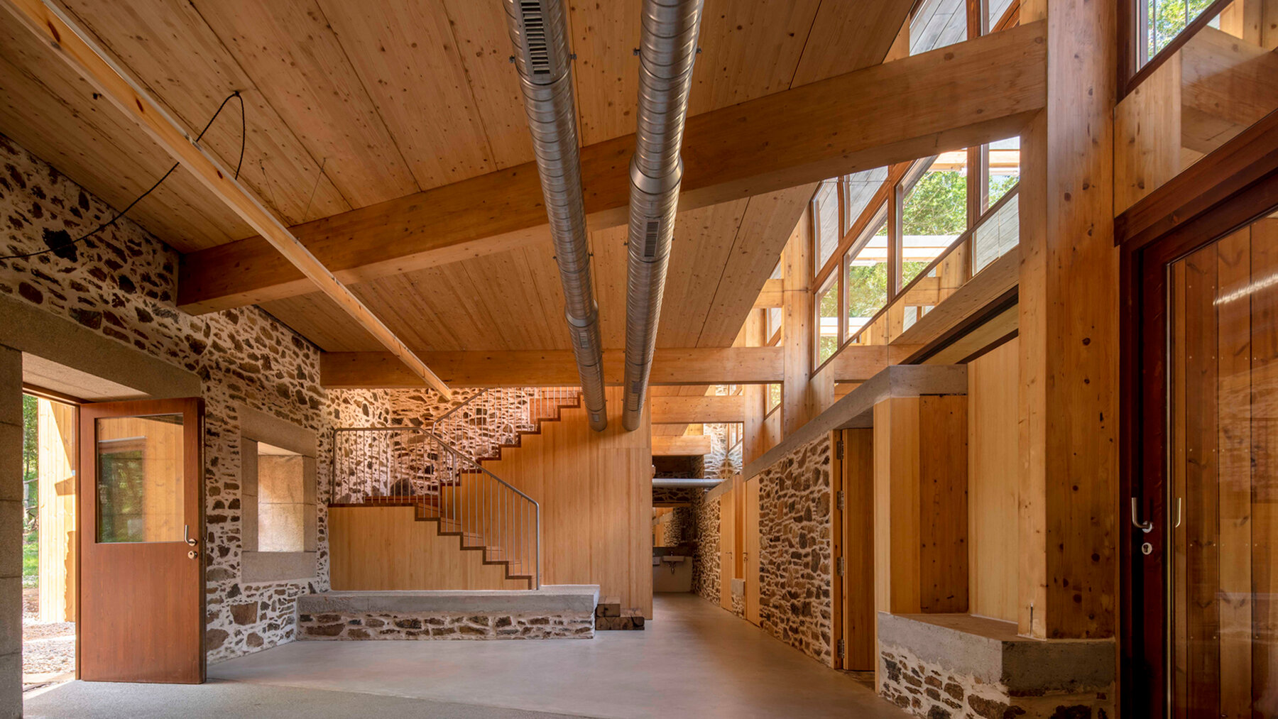 eeg-arquitectos-sobrado-pension-hostel-spain-designboom-08a