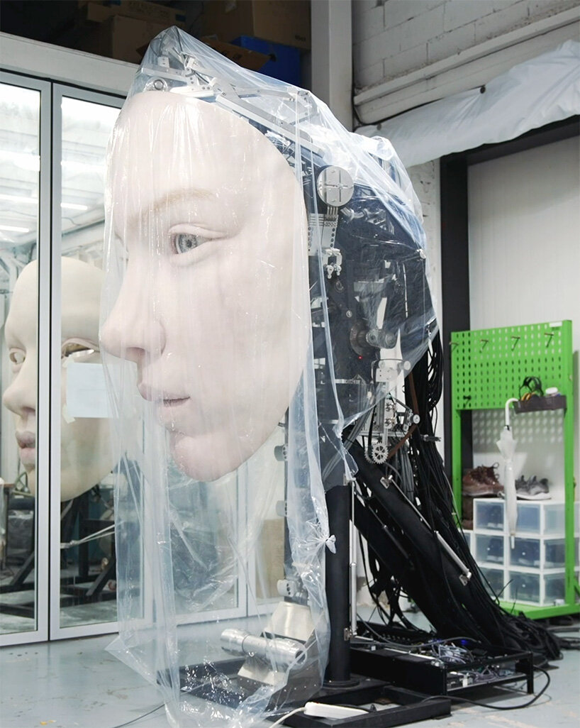 GENTLE MONSTER discusses the giant, a 2-meter-high uncanny face robot