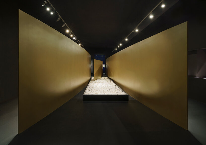 NArchitekTURA designs 'hokusai. passages...' exhibition like a meandering japanese garden