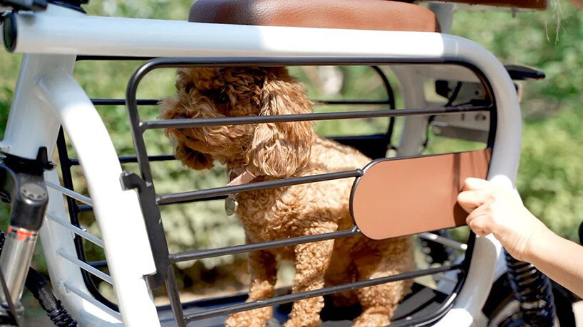 Mechanic surplus Lil meet mopet: a foldable e-scooter to take your dog for a ride