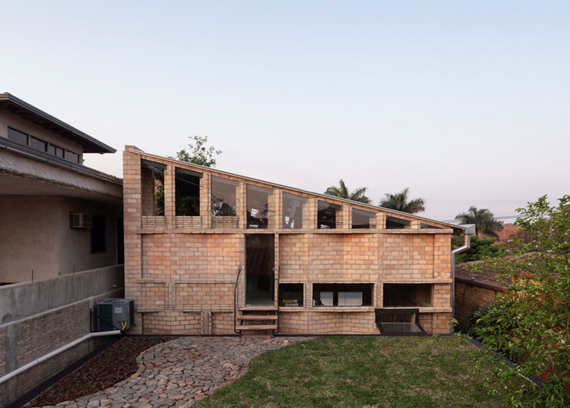 mínimo común wraps its nordeste workspace with experimental brickwork