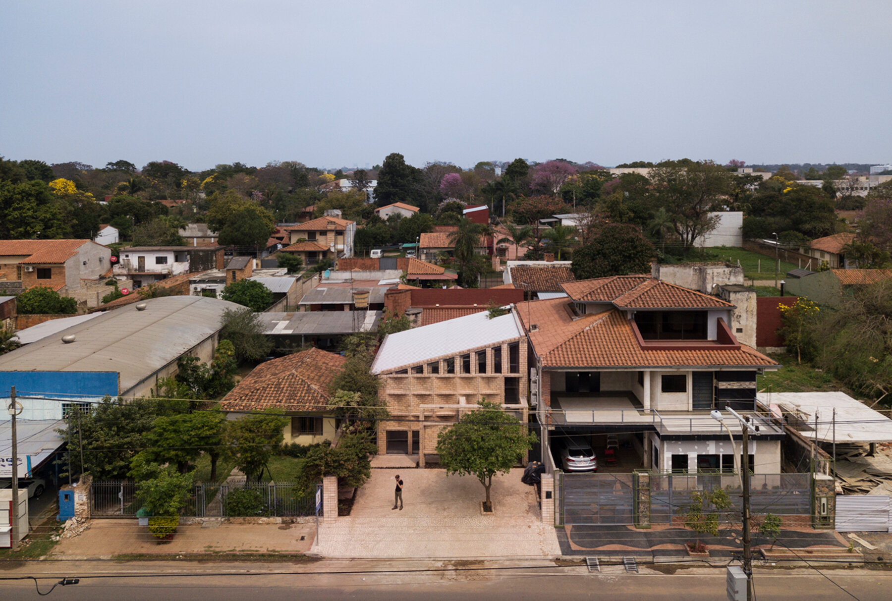 oficinas-nordeste-paraguay-minimo-comun-arquitectura-designboom-06a