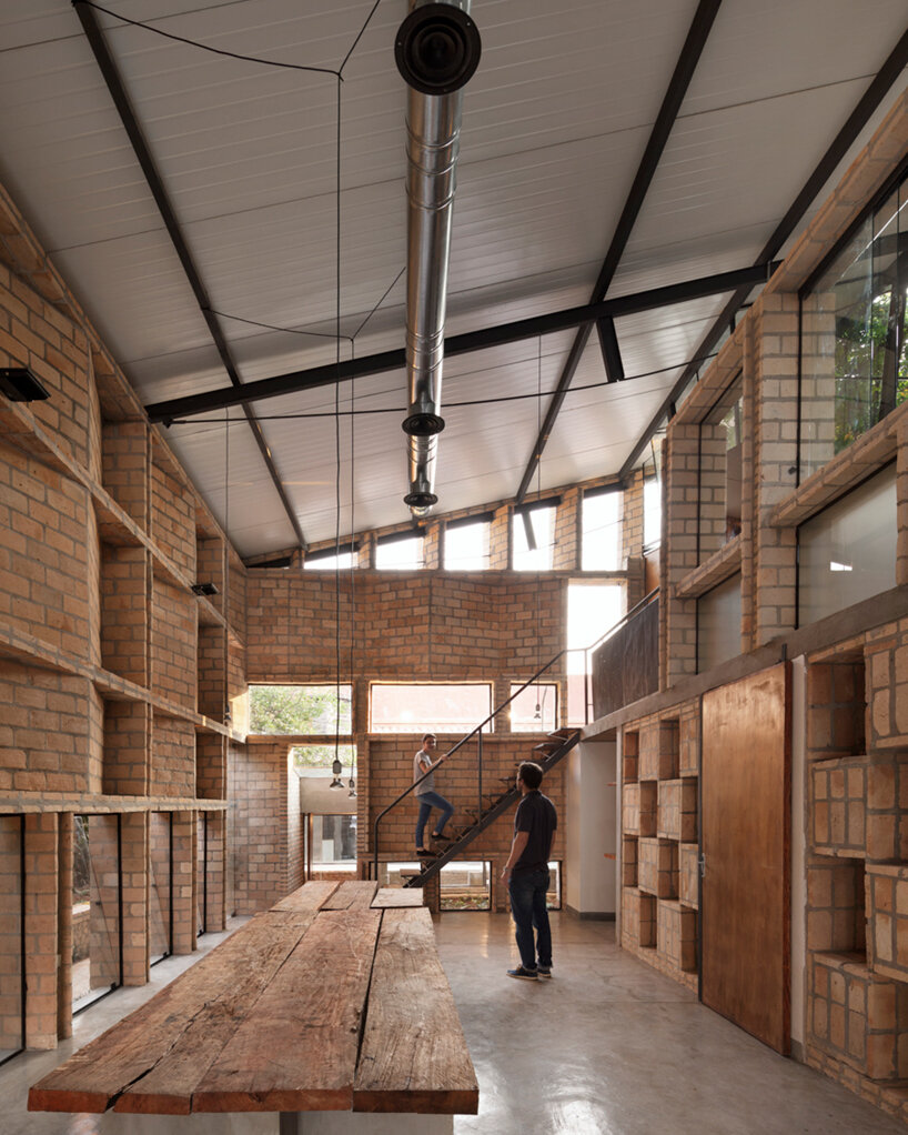 Mínimo Común Wraps Its Nordeste Workspace With Experimental Brickwork