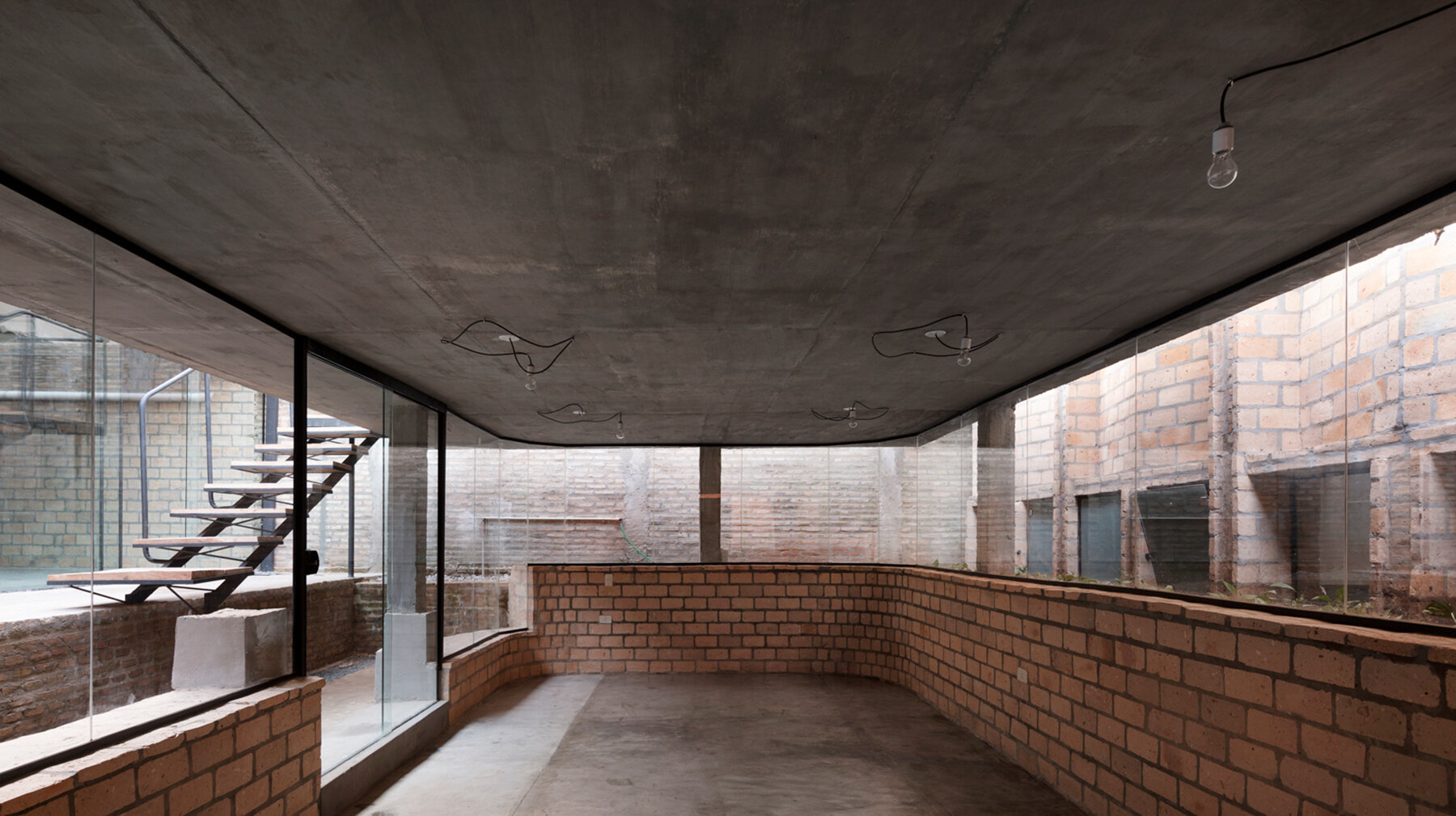 oficinas-nordeste-paraguay-minimo-comun-arquitectura-designboom-08a
