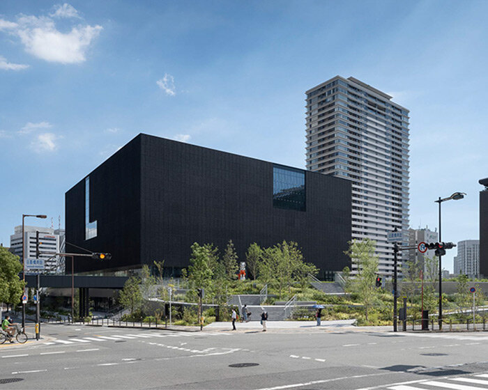 katsuhiko endo architect & associates carves a museum in osaka from an all-black volume
