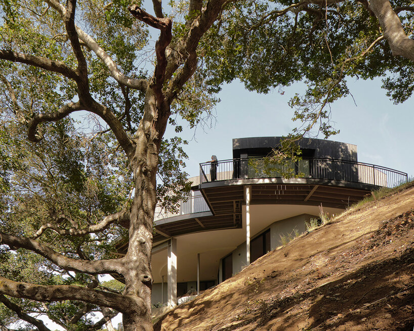 feldman architecture perches its wrapping 'round house' atop a california bluff.