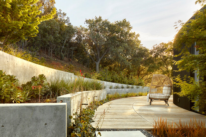 feldman architecture perches its wrapping 'round house' atop a california bluff.