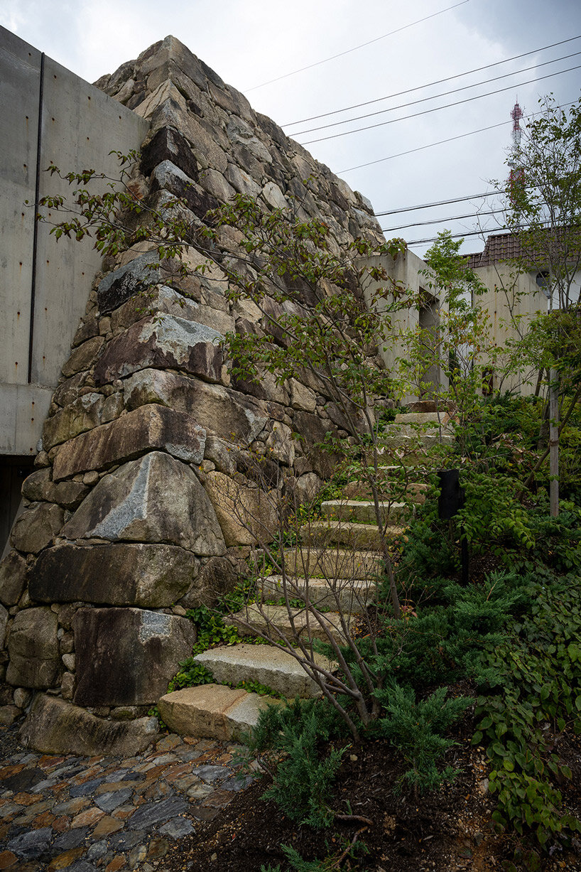 宇野朋樹は、アステカのピラミッドを日本のインテリアストーンハウスと呼んでいます。