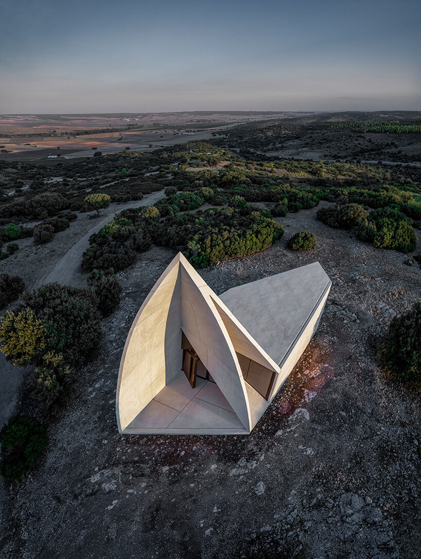sancho-madridejos construye una iglesia en forma de origami en las montañas del centro de España