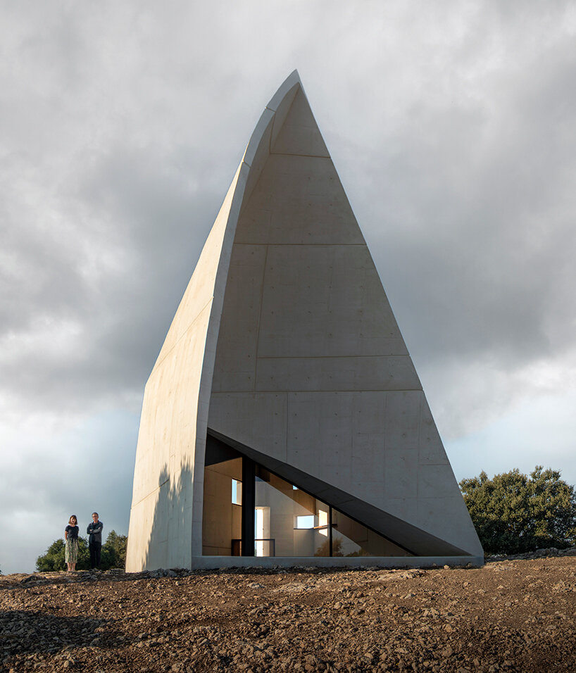 sancho-madridejos construye una iglesia en forma de origami en las montañas del centro de España