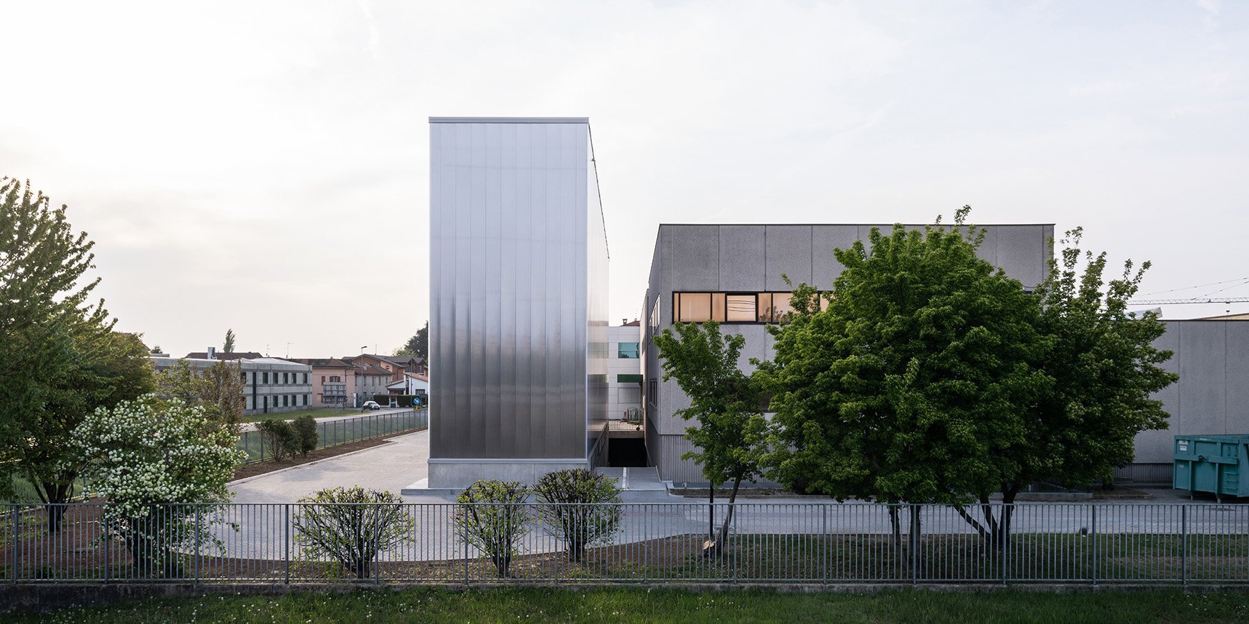 automated-warehouse-italy-opacity-transparency-enrico-molteni-designboom-1800