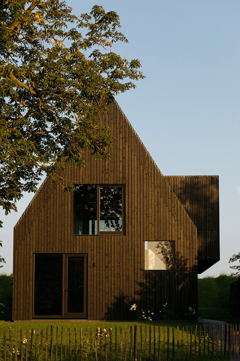 frederik roijé + chris collaris shape dutch residence with a protruding terrace volume