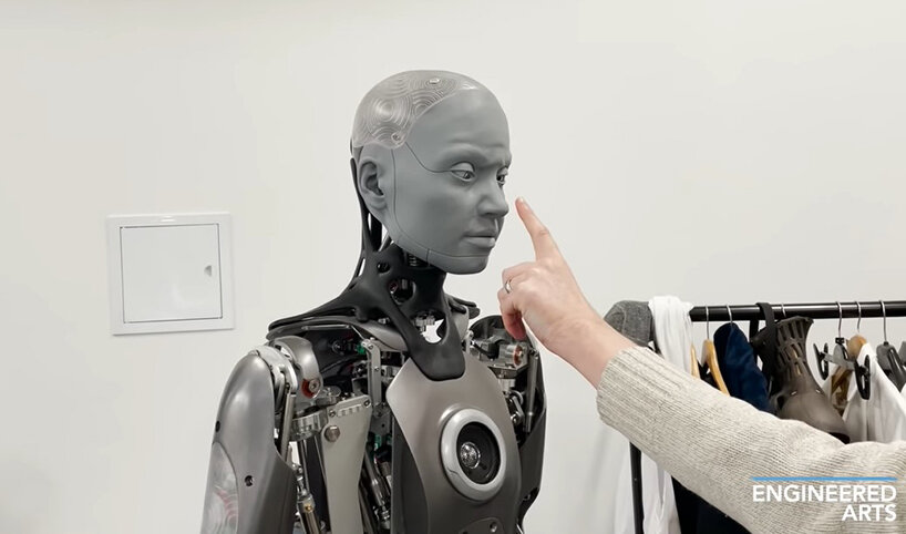 Humanoidalny robot ameca reaguje na szturchnięcie nosem jak prawdziwa osoba