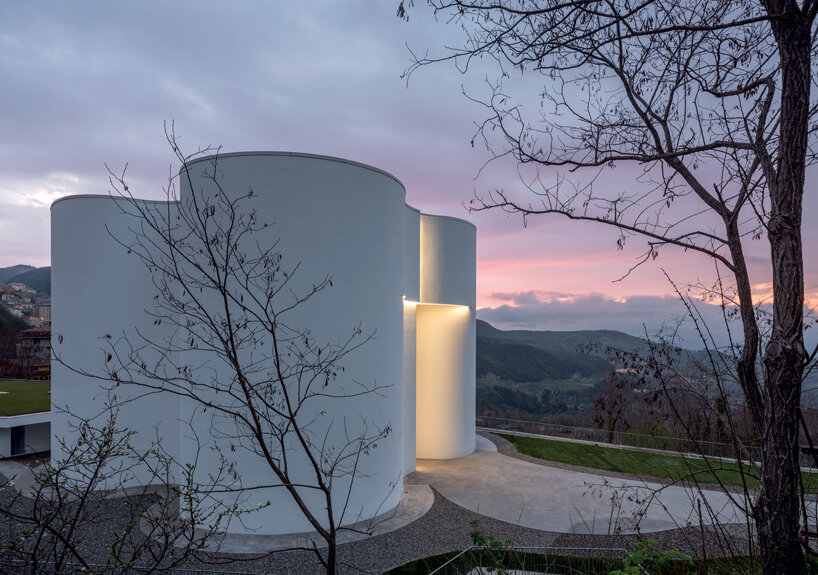 mario cucinella completes monolithic white concrete church in southern italy