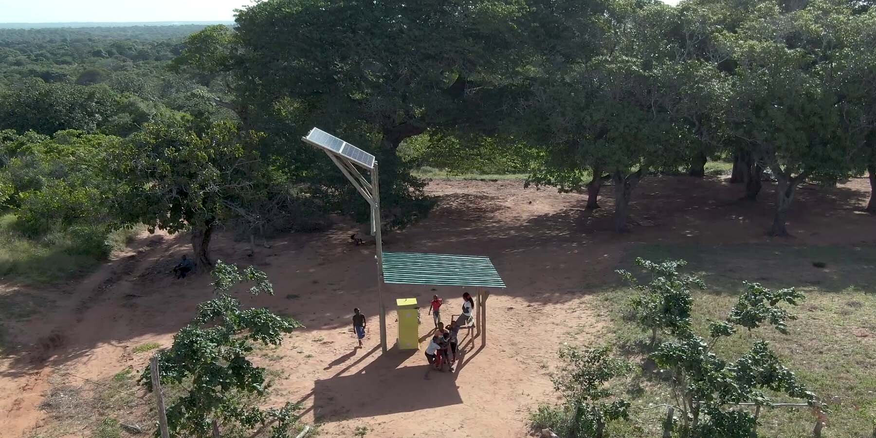 solar-giraffe-a-community-space-to-charge-cellphones-1-6175171a8446d