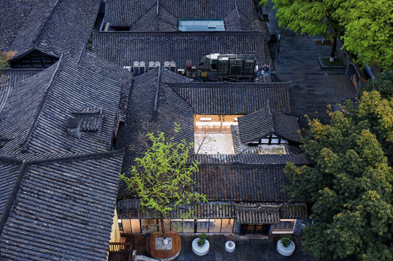 B.L.U.E. architecture studio fills the café's courtyard with water in china