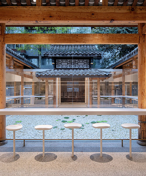 B.L.U.E. architecture studio fills the café's courtyard with water in china