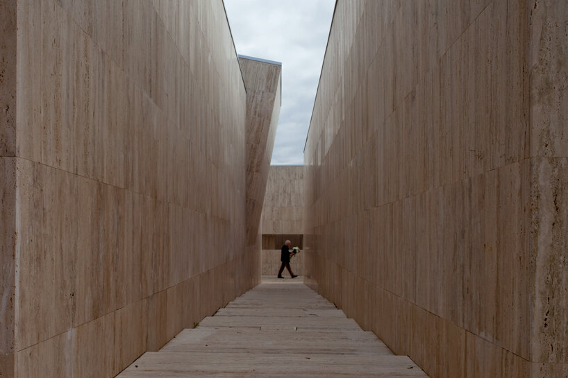 andrea dragoni completes contemplative cemetery extension in italy