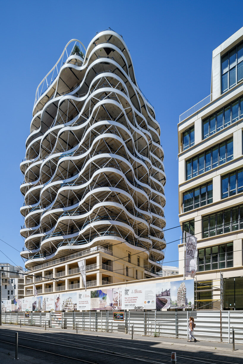 a housing tower with stacked and staggered undulating terraces takes shape in montpellier